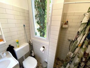 Douche, sèche-cheveux, serviettes fournies, savon