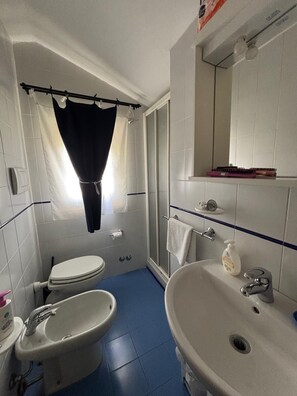 Douche, sèche-cheveux, bidet, serviettes fournies