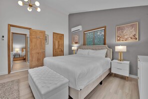 4 slaapkamers, een bureau, een strijkplank/strijkijzer, reisbedje