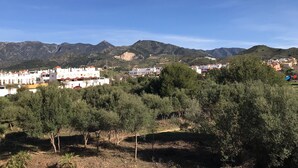 A residential area with houses, trees, and mountains in the background. - Bright 'Luminoso Marbella' Apartment with Sea Views, Wi-Fi and Air Conditioning (Marbella)