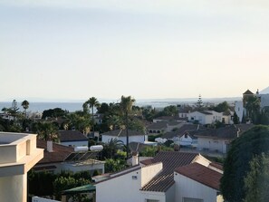 A coastal residential area with houses, palm trees, and a view of the sea. - Bright 'Luminoso Marbella' Apartment with Sea Views, Wi-Fi and Air Conditioning (Marbella)