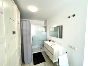 Douche, sèche-cheveux, serviettes fournies