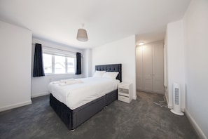 2 bedrooms, iron/ironing board, internet, bed sheets