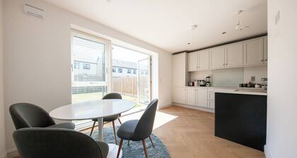 Modern 2 bed house in Hollystown with free parking