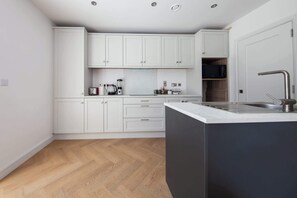 Réfrigérateur, micro-ondes, four, lave-vaisselle