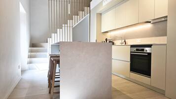 Jääkaappi, mikroaaltouuni, uuni, astianpesukone