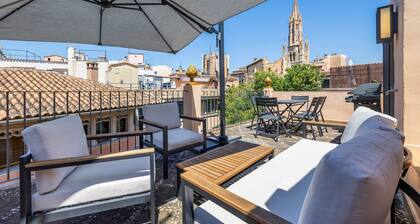 Spectacular rooftop with cathedral views and BBQ