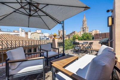 Spectacular rooftop with cathedral views and BBQ