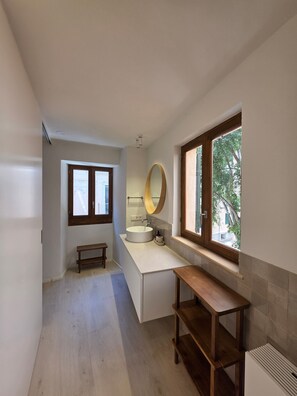 Suihku, hiustenkuivaaja, pyyhkeet