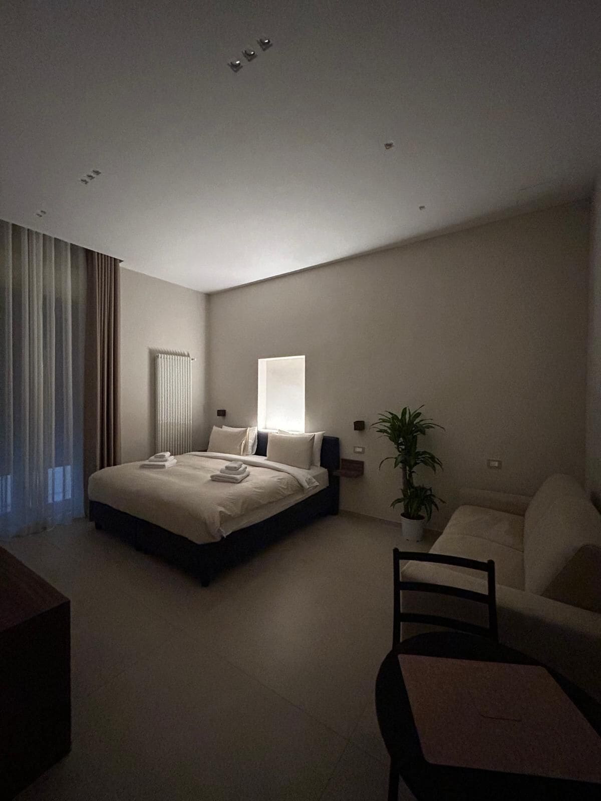 Neljän hengen comfort-huone | Tallelokero huoneessa, kannettavalle tietokoneelle sopiva työtila