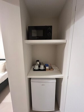 خزنة داخل الغرفة ومساحة عمل للكمبيوتر المحمول وستائر تعتيم ومكواة/لوح كي