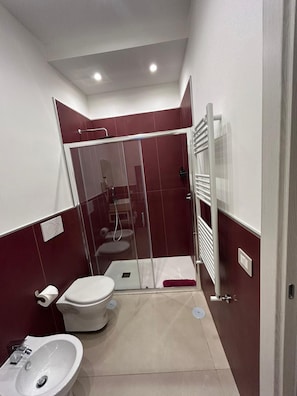 Family Quadruple Room, 1 King Bed with Sofa bed | Bathroom | Shower, free toiletries, hair dryer, bidet - B&B Palazzo Domine (Naples)