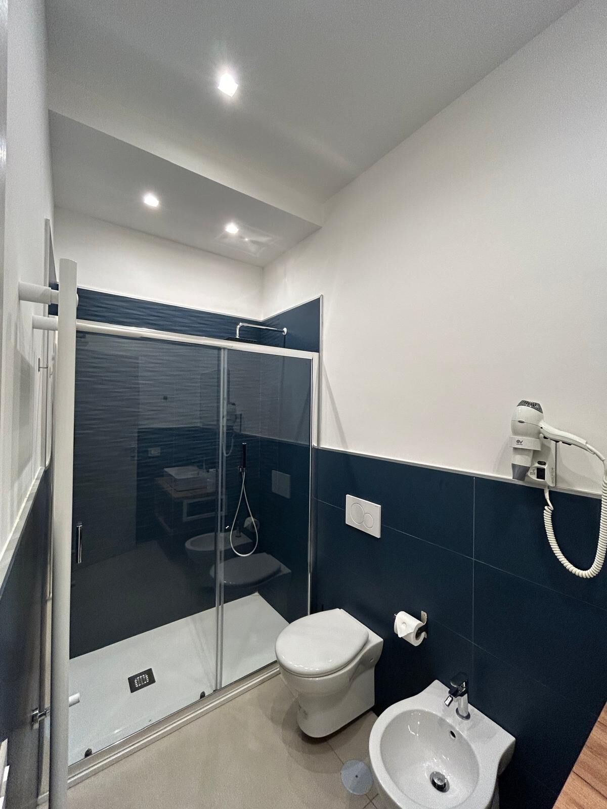 Quadrupla Comfort, 1 letto king con divano letto | Bagno | Doccia, set di cortesia gratuito, asciugacapelli, bidet