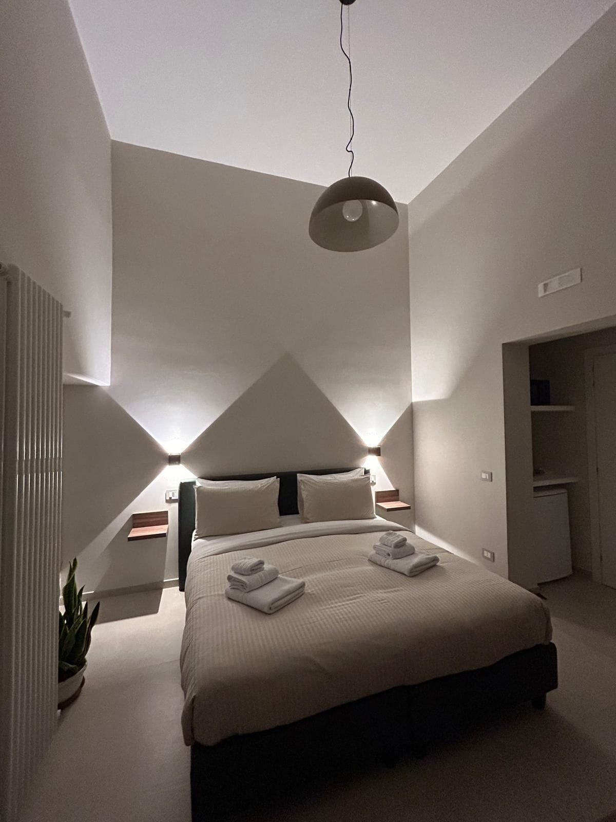 Klassieke tweepersoonskamer | Een kluis op de kamer, een laptopwerkplek, verduisterende gordijnen