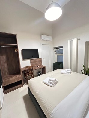 Classic Double Room, 1 Bedroom | Down comforters, pillowtop beds, in-room safe, laptop workspace