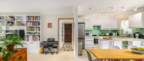 Réfrigérateur, four à micro-ondes, un four, surface de cuisson