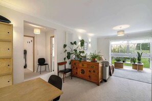 Interior - Charming 2-Bed House near Hampstead Heath + Garden (Greater London)