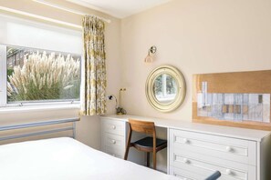 2 bedrooms, Internet, bed sheets - Charming 2-Bed House near Hampstead Heath + Garden (Greater London)