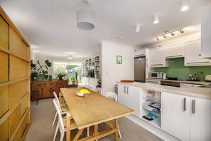 Fridge, microwave, oven, stovetop - Charming 2-Bed House near Hampstead Heath + Garden (Greater London)