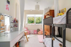 2 bedrooms, internet, bed sheets