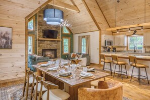 Dining - Pickleball in the Woods-Sauna-Hot tub-Firepit-Near Downtown (Blue Ridge)