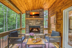 Outdoor dining - Pickleball in the Woods-Sauna-Hot tub-Firepit-Near Downtown (Blue Ridge)