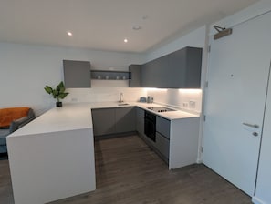 Kylskåp, ugn, spishäll och diskmaskin
