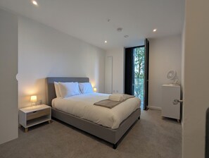 1 dormitorio, tabla de planchar con plancha, Internet y ropa de cama