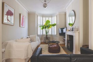 Télévision, chaîne hi-fi, espaces bureaux