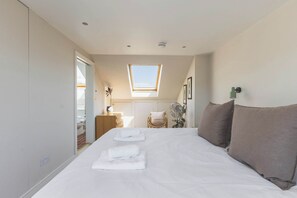 Iron/ironing board, travel crib, internet, bed sheets - Modern Comforts in a Designer Home (Greater London)