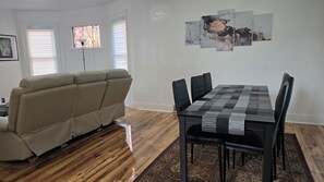 Dining - Beautiful 3-Bedroom Home in Niagara Falls, New York (Niagara Falls)