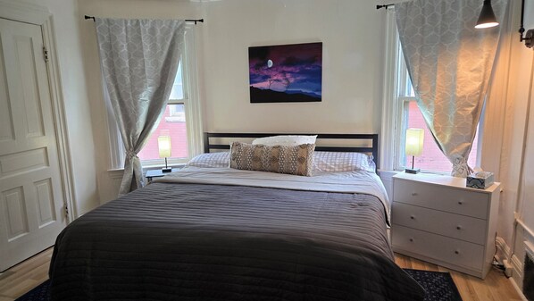 3 chambres, fer et planche à repasser, Wi-Fi, draps fournis