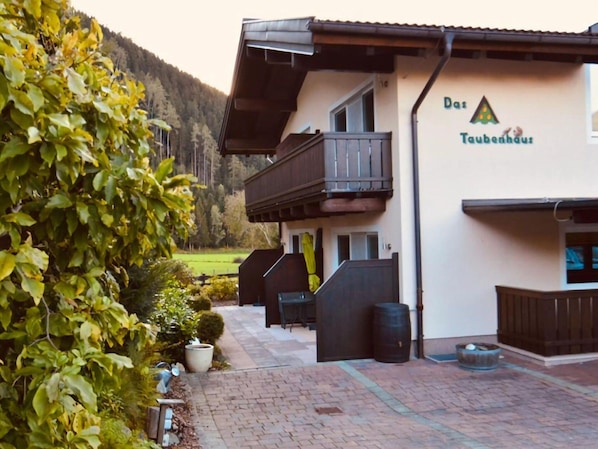 Un bâtiment sur lequel on peut lire l’inscription « Das Taubenhaus » et qui possède un balcon.