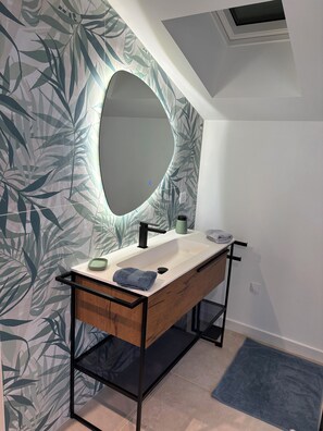 タオル、石鹸、トイレットペーパー