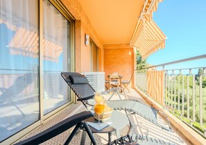 Outdoor dining - Cosy apartment in Vence with swimming pool & parking (Vence)