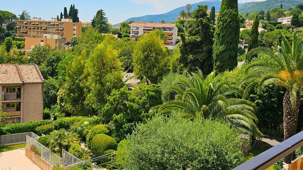 A residential area with multiple apartment buildings, lush greenery, and a clear sky. - Cosy apartment in Vence with swimming pool & parking (Vence)