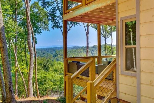 Elegant Mountain Escape - Luxe Cabin w/ Hot Tub, Firepit & Dog Friendly