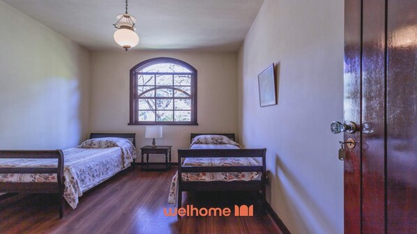 4 bedrooms, desk, iron/ironing board, WiFi