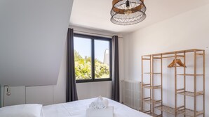 5 bedrooms, iron/ironing board, WiFi (free), bed sheets