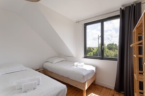 5 bedrooms, iron/ironing board, free WiFi, bed sheets