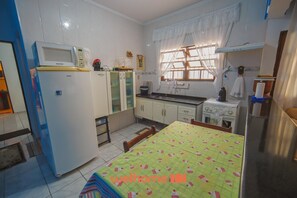 Kylskåp, mikrovågsugn, ugn och spishäll