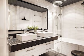 Deluxe Apartment, Multiple Bedrooms, Balcony, City View | Bathroom | Shower, free toiletries, hair dryer, towels - Øvregaten 19 (Bergen)