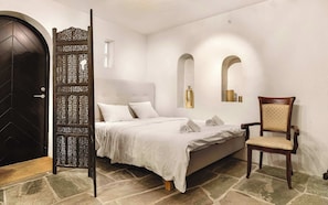 Deluxe Apartment, 1 Queen Bed, Non Smoking, Fireplace | Desk, iron/ironing board, free WiFi, bed sheets