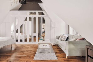 Deluxe appartement, 1 queensize bed met slaapbank, niet-roken, uitzicht op stad | Woonruimte | Een 55-inch smart-tv met kabelzenders, Netflix en Hulu