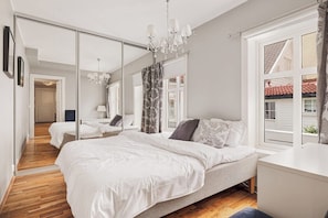 Deluxe-huoneisto, 2 makuuhuonetta, oma kylpyhuone, kaupunkinäköala | Työpöytä, silitysrauta/-lauta, ilmainen Wi-Fi, vuodevaatteet