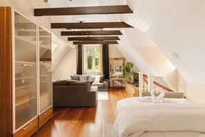 Leilighet – deluxe, flere soverom, balkong, byutsikt | Oppholdsområde