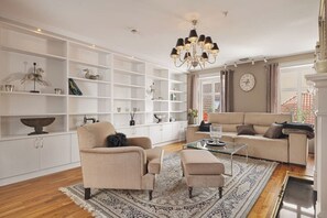 Leilighet – deluxe, 2 soverom, peis, byutsikt | Oppholdsområde