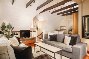 Leilighet – deluxe, flere soverom, balkong, byutsikt | Oppholdsområde