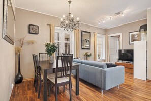 Leilighet – deluxe, 2 soverom, privat bad, byutsikt | Spiseområde på rommet