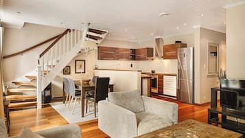 Deluxe-Apartment, Mehrere Schlafzimmer, Balkon, Stadtblick | Wohnbereich | 55-Zoll-Smart-TV mit Kabelempfang, Netflix, Hulu
